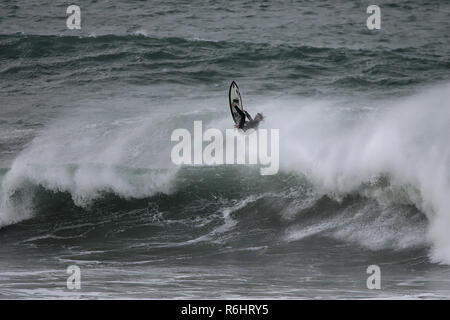 Big Wave surfen an Newquay Cribbar Punkt an Fistral Bay, Cornwall, Großbritannien Stockfoto