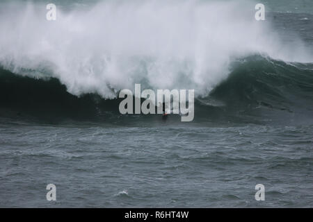 Big Wave surfen an Newquay Cribbar Punkt an Fistral Bay, Cornwall, Großbritannien Stockfoto