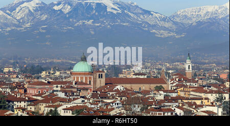 Panoramablick auf die Stadt Vicenza in Italien Stockfoto