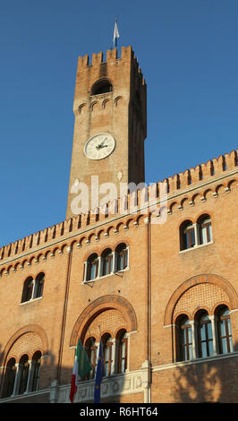 Backsteinfassade und der Uhrturm, der Palast von DIEDREI Hundert in Piazza dei Signori Treviso Italien Stockfoto