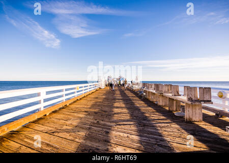 Dezember 2, 2018 Malibu/CA/USA - Sonnenuntergang Blick von Malibu Pier; Menschen spazieren oder Angeln an einem sonnigen Tag Stockfoto