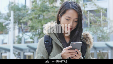 Frau SMS auf Handy Stockfoto