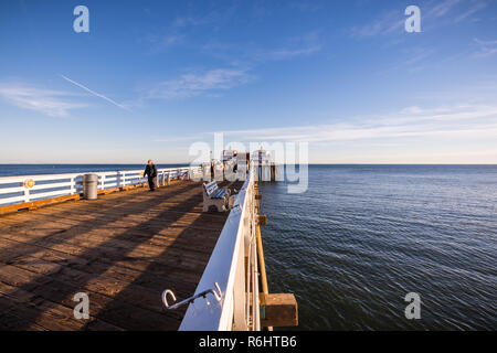 Dezember 2, 2018 Malibu/CA/USA - Sonnenuntergang Blick von Malibu Pier; Menschen spazieren oder Angeln an einem sonnigen Tag Stockfoto