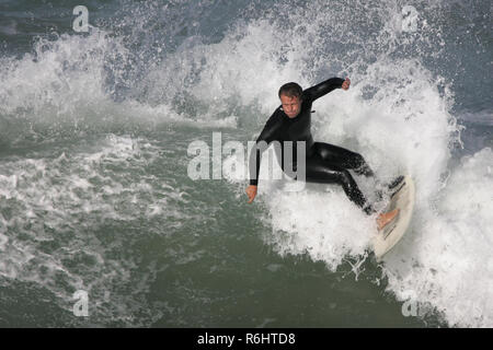 Big Wave surfen an Newquay Cribbar Punkt an Fistral Bay, Cornwall, Großbritannien Stockfoto