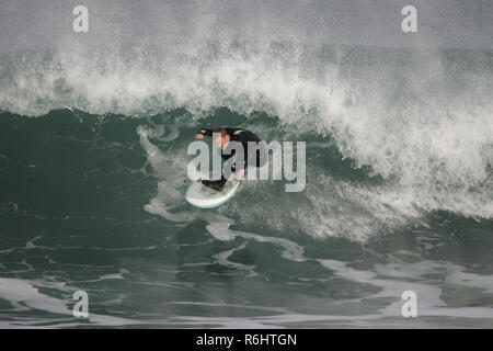 Big Wave surfen an Newquay Cribbar Punkt an Fistral Bay, Cornwall, Großbritannien Stockfoto