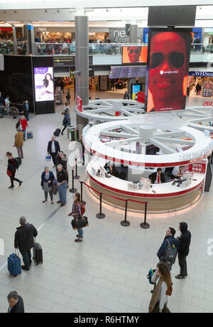 Gatwick Airport South Terminal Innenraum - Fluggäste in der Abflüge, South Terminal, Gatwick Airport Großbritannien Stockfoto