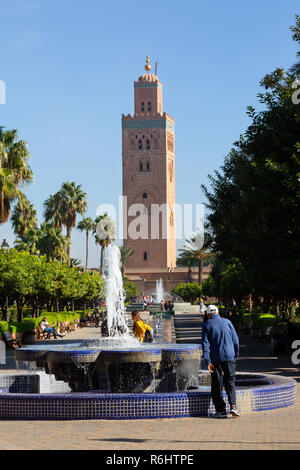 Moschee Koutoubia, Marrakesch, mit Brunnen und Gärten, - die größte und älteste Moschee in Marrakesch, Marokko, Nordafrika Stockfoto