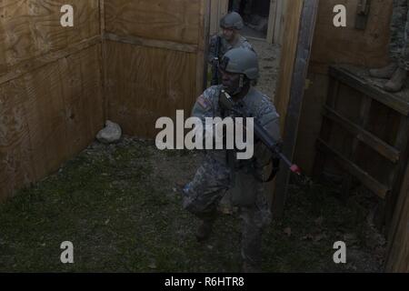 U.S. Army Officer Candidate Isaac Abotsi, mit Hotel, 2. Modulare Ausbildung Bataillon, 124 Regiment (Regional Training Institute), Vermont National Guard, betritt und löscht ein Zimmer mit anderen Offizier Kandidaten an der New-hampshire National Guard Training Website in Center Strafford, NH., 19. Mai 2017. Soldaten aus Connecticut, Maine, Massachusetts, New Hampshire, New Jersey, New York, Rhode Island und Vermont nahmen an der Officer Candidate School Bereich Leadership Training in Vorbereitung auf die Graduierung und Kommission. Stockfoto