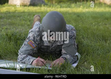 U.S. Army Officer Candidate Connor LaClair, mit Hotel, 2. Modulare Ausbildung Bataillon, 124 Regiment (Regional Training Institute), Vermont National Guard, Pläne für ein Geben und ein Gebäude Lane klar an New-hampshire National Guard Training Website in Center Strafford, NH., 19. Mai 2017. Soldaten aus Connecticut, Maine, Massachusetts, New Hampshire, New Jersey, New York, Rhode Island und Vermont nahmen an der Officer Candidate School Bereich Leadership Training in Vorbereitung auf die Graduierung und Kommission. Stockfoto