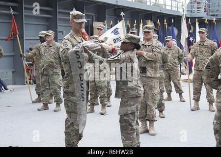 Oberstleutnant Lucas S. Hightower, Kommandant der 553Rd Combat Sustainment Support Battalion und Command Sgt. Maj Soldaten Antheena Felton, Senior Advisor der 553Rd CSSB, Fall die Farben des Bataillon während einer Übertragung der Autorität Zeremonie auf logistische Unterstützung Fahrzeug - 6 (LSV-6) "SPC. James A. Loux" an Kuwait Marinestützpunkt, am 17. April 2017. Die 553Rd CSSB, von Ft. Hood, Texas, wird von der 548th Cssb von Ft ersetzt. Drum, N.Y. Stockfoto