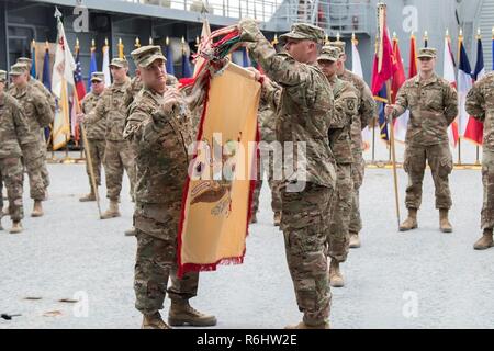 Us-Armee Oberstleutnant Douglas C. Thompson, der Kommandant der 548Th bekämpfen Sustainment Support Battalion und Master Sgt. Benjamin Brink, Senior Advisor Soldaten des 548Th CSSB, uncase Farben des Bataillon während einer Übertragung der Autorität Zeremonie auf logistische Unterstützung Fahrzeug - 6 (LSV-6) "SPC. James A. Loux" an Kuwait Marinestützpunkt, am 17. April 2017. Die 548Th cssb von Ft. Drum, N.Y., das Kommando Mission aus der 553Rd cssb von Ft. Haube, Texas. Stockfoto