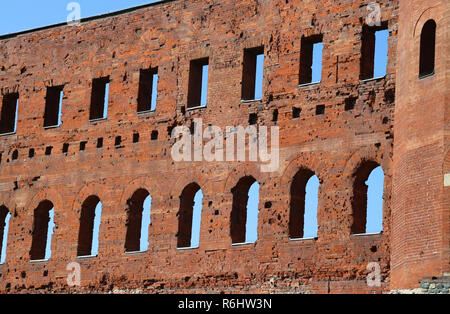 Detail der alten Stadtmauer von roten Steinen von Turin Stockfoto