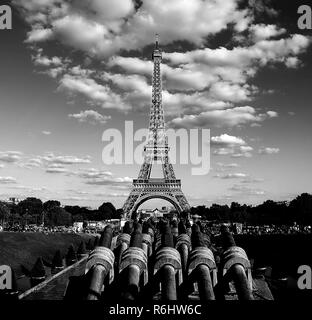 Kanonen vor Der trocadero Palace genannt Palais de Chaillot in französischer Sprache languageand der Eiffelturm in Paris in Frankreich mit schwarzen und weißen Effe Stockfoto