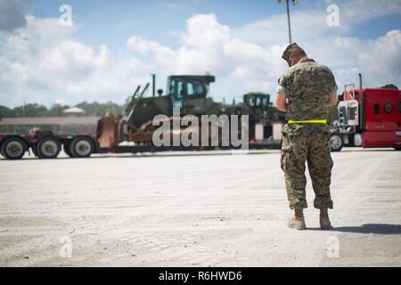 Sgt. Andrew J. Miller überprüft Seriennummern für eine mittlere Raupenschlepper Bulldozer, die zu speziellen Zweck Marine Air-Ground Task Force - südliche Befehl an das Marine Corps Base Camp Lejeune in North Carolina, 18. Mai 2017. Miller ist ein Einschiffung Chief mit dem Befehl Element, SPMAGTF-SC. Logistik Marines die Bewegung von mehr als 1 Mio. Pfund zu Mittelamerika für SPMAGTF - Der SC upcoming Einsatz koordiniert. Die Task Force, bestehend aus ca. 300 Marines von sowohl aktive als auch Komponenten reservieren, wird Belize, El Salvador, Guatemala und Honduras Bereitstellen dieses s Stockfoto