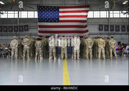 Oberst James Mott übernimmt das Kommando der 1. Special Operations Group von Oberst Stewart Hammons bei einem Befehl Zeremonie am Hurlburt Field, Fla., 19. Mai 2017. Stockfoto