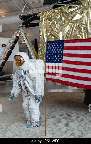 Replik von Astronauten N. Armstrongs Mondlandung im Evergreen Aviation & Space Museum in McMinnville, Oregon Stockfoto