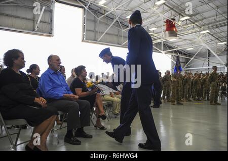 Oberst James Mott übernimmt das Kommando der 1. Special Operations Group von Oberst Stewart Hammons bei einem Befehl Zeremonie am Hurlburt Field, Fla., 19. Mai 2017. Stockfoto