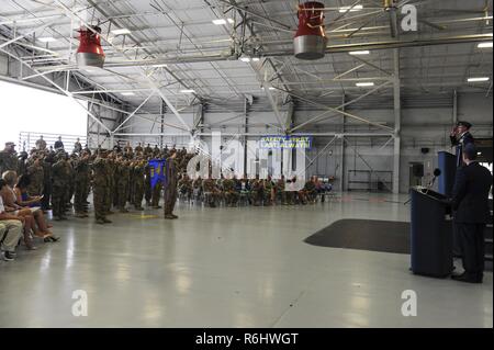 Oberst James Mott übernimmt das Kommando der 1. Special Operations Group von Oberst Stewart Hammons bei einem Befehl Zeremonie am Hurlburt Field, Fla., 19. Mai 2017. Stockfoto