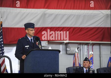 Oberst James Mott übernimmt das Kommando der 1. Special Operations Group von Oberst Stewart Hammons bei einem Befehl Zeremonie am Hurlburt Field, Fla., 19. Mai 2017. Stockfoto