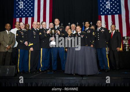 U.S. Army Reserve Soldaten der 391 Militärpolizei Bataillon, von Columbus, Ohio, erhalten die Philip A. Connelly Award" in Chicago, Illinois am 19. Mai 2017. Der Abteilung der Armee Connelly Auszeichnungen ist eine jährliche militärische Konkurrenz, die militärischen und zivilen Gutachter verwendet von der National Restaurant Association militärische Einheiten für Exzellenz in der Armee food service zu erkennen. Sieger in diesem Jahr war die 391. MP Mrd.. Unter den 200 MP-Befehl, der für die US-Armee finden. Die Siegerteams aus der aktiven Komponenten und National Guard sorgte auch das Abendessen. Stockfoto