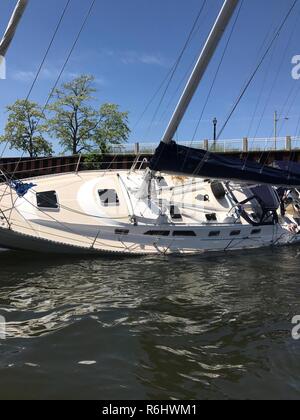 Ein 43-Fuß-Segelboot sitzt in der Nähe von Glen Cove Marina in Glen Cove, New York Sonntag, 21. Mai 2017 gegründet. Watchstanders bei Coast Guard Sektor New York erhielt einen Bericht von einem kommerziellen Bergungsgesellschaft Reporting eine geerdete Segelboot mit zwei Personen an Bord, und ausgestoßen Station Kings Point zu unterstützen. Stockfoto