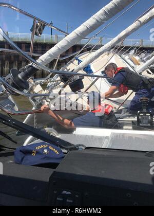 U.S. Coast Guard Station Kings Point Crew Mitglieder halten an eine geerdete 43-Fuß-weißen Segelschiff mit zwei Personen an Bord in der Nähe von Glen Cove Marina, Sonntag, 21. Mai 2017. Coast Guard Sektor New York ausgestellt eine dringende marine Informationen broadcast und umgeleitet ein 29-Fuß-Antwort Boot - Klein (RBS), die sicher die Seemänner an Bord der RBS unterstützt und befördert sie zu den Glen Cove Marina. Stockfoto