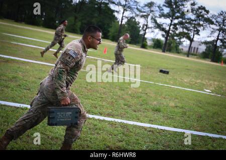 Spc. Sujay Pillai, ein Fallschirmjäger zu Alpha Company, 2nd Battalion, 504Th Parachute Infantry Regiment, 1st Brigade Combat Team, 82nd Airborne Division, Rennen Die ersten Fallschirmjäger zu sein die Munition, die Teil des amerikanischen Woche 100 Bekämpfung der Fitness Test auf Hecht Feld in Fort Bragg, N.C., Mai beenden. 22., 2017. Während alle amerikanischen Woche 100, Fallschirmjäger aus der gesamten Division im Softball, Fußball konkurrierten, Flag Football, Tauziehen, kämpferisch, Boxen, eine beste Gruppe Wettbewerb, eine Bekämpfung der Fitness Test und die kleine Gruppe von Fallschirmjägern Wettbewerb für Prahlerei rechts Stockfoto