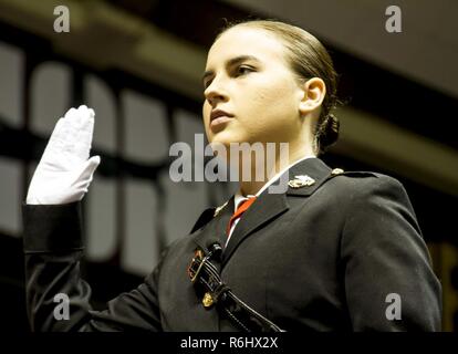 Mary Sanders erhebt ihre Hand und nimmt den Amtseid um ein Leutnant im United States Marine Corps zu werden während ihrer Inbetriebnahme Zeremonie bei Coleman Coliseum, 12. Mai 2017. Sanders ist ein neuer Absolvent der Alabama State University und besuchte Platoon Leader Kurs und die Officer Candidate School, bevor sie in Betrieb genommen. "Nach ein paar Wochen sah ich, wie der Marine Corps tätig und war begeistert. Ich war so inspiriert und motiviert, dass ich, wenn ich Zweifel hatte, waren sie weg. Das war etwas, was ich wollte, ein Teil davon zu sein." Stockfoto