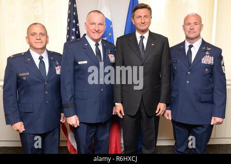 Präsident Borut Pahor Slowenien dargestellt mit Col Nicholas Brokkoli (ganz links), Brigadegeneral Thomas J. Owens II (links) und Chief Master Sergeant Michael Hewson (rechts) der New York Air National Guard. Alle waren für die Vergabe der Slowenischen Medaille für Verdienste im militärischen Bereich von der 21. Mai 2017 präsentieren. Die Zeremonie fand bei der Ständigen Mission der Republik Slowenien Büro bei den Vereinten Nationen, New York. Die Medaillen, die der 102. und 103. rescue Squadrons der 106 Rettung Flügel gegeben für ihre international Rescue Mission an Besatzungsmitglieder Rendern in einem Verletzten Stockfoto