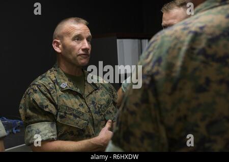 Sgt. Maj Richard Drescher spricht mit Marines zur 2. Marine Flugzeugflügel während einer Bold Alligator Aviation Mission Rehearsal Übung in gemeinsamen Expeditionary Base Little Creek, Virginia, 22. Mai 2017 vergeben. BAAMREX, an der Expeditionary Warfare Training Gruppe Atlantic Einrichtungen gehalten, ist eine Übung für 2. Marine Flugzeugflügel Befehl Personal konzipiert zu proben und Tactical Air Command Center Operations in einem simulierten Kampf Umgebung ausführen. Speziell BAAMREX ist eine Chance für die Marines der 2. MAW, 2. Marine Logistics Group, 2nd Marine Division, 2. Marine Expeditionary Brigad Stockfoto