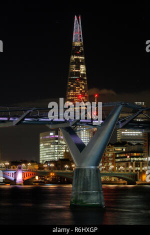 London, Großbritannien. 3. Dezember 2018. Der Shard London Christmas Light Show 2018, die Millennium Bridge steht im Vordergrund, eine nächtliche langen Belichtungszeit. Stockfoto