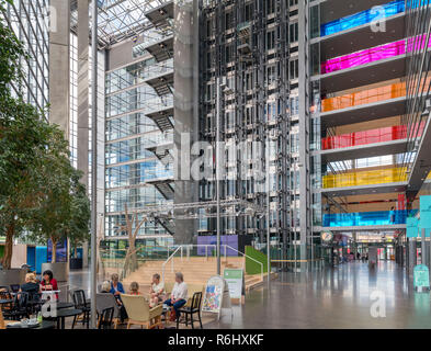 Innenraum der Sanomatalo (Sanoma Haus), ein Beispiel moderner Architektur in Helsinki, Finnland Stockfoto