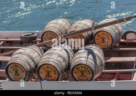 Porto/Portugal - 10/02/2018: Detaillierte Ansicht im Porto Weinfässer auf Rabelo Boot, auf dem Fluss Douro Stockfoto