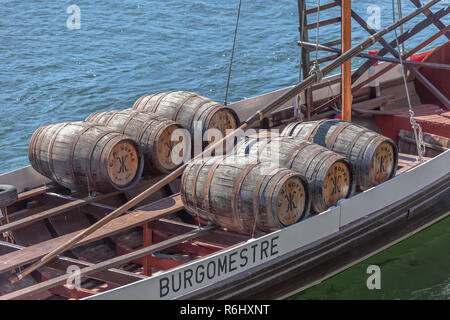 Porto/Portugal - 10/02/2018: Detaillierte Ansicht im Porto Weinfässer auf Rabelo Boot, auf dem Fluss Douro Stockfoto