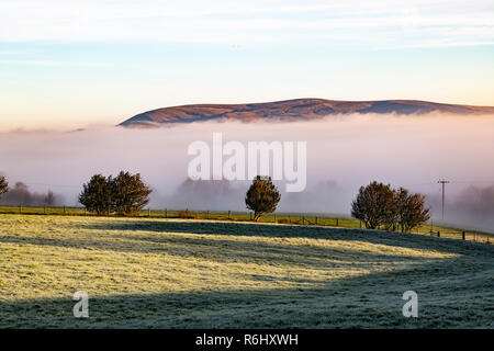 Pendle Hill auf einem nebligen Tag. Lancashire, Großbritannien. Pendle Hill ist bekannt für Hexen Stockfoto