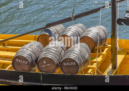 Porto/Portugal - 10/02/2018: Detaillierte Ansicht im Porto Weinfässer auf Rabelo Boot, auf dem Fluss Douro Stockfoto