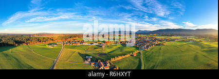 Areal Blick auf Dorf in Bayern Stockfoto