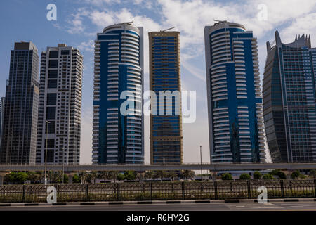 Schöne Luftaufnahme von futuristischen Stadt Landschaft mit Straßen, Autos und Hochhäuser. Dubai, VAE Stockfoto