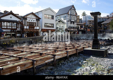 Heißer Dampf steigt aus den Yubatake-Feld heißes Wasser, Feder in der Mitte des Kusatsu Town, Japan. Stockfoto