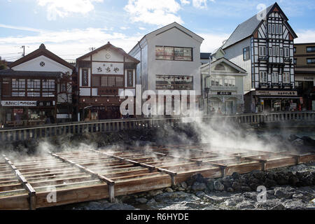 Heißer Dampf steigt aus den Yubatake-Feld heißes Wasser, Feder in der Mitte des Kusatsu Town, Japan. Stockfoto