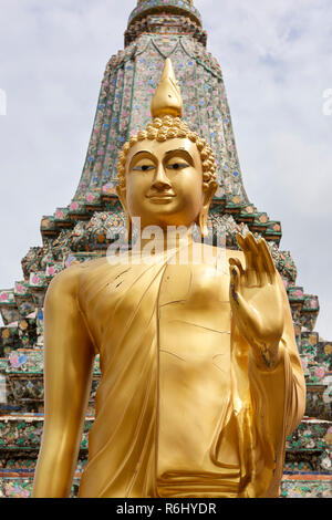 Golden Buddha Statue vor große weiße Pagode in Wat Arun Tempel in Bangkok, Thailand. Stockfoto