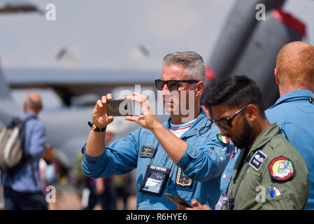 Di Bernardo Marco italienische Luftwaffe Frecce Tricolori Pressesprecher, Crew bei Royal International Air Tattoo, RIAT, RAF Fairford Air Show. Aufnahme eines Fotos Stockfoto