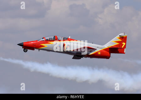 Die spanische Luftwaffe Casa C-101 Aviojet von Patrulla Aguila startet bei Royal International Air Tattoo, RIAT, RAF Fairford Air Show. Nummer 7 Stockfoto