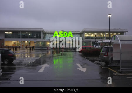 Ein Asda Parkplatz im Winter regen. Stockfoto