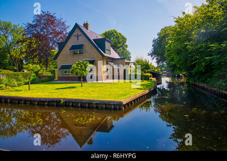 Giethoorn, Niederlande - Juli 4, 2018: Blick auf den berühmten Dorf Giethoorn mit Kanälen in den Niederlanden. Giethoorn ist auch als "Venedig des Nether Stockfoto