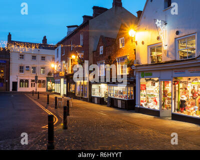 Weihnachtsbeleuchtung und die älteste Apotheke in England in der Marketn statt Knaresborough North Yorkshire England Stockfoto