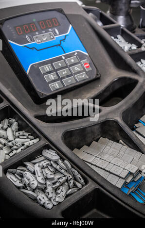 Ausrüstung für den Ausgleich in einem Reifen Service Shop, close-up Stockfoto