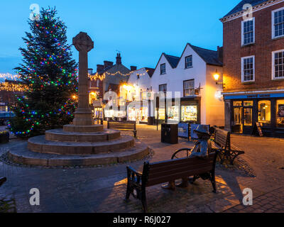 Weihnachtsbaum und Market Cross auf dem Markt in der Dämmerung Knaresborough North Yorkshire England Stockfoto