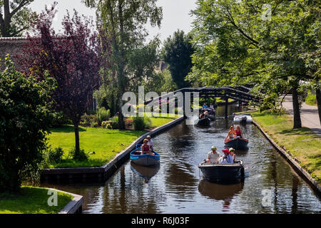 Giethoorn, Niederlande - Juli 4, 2018: Blick auf den berühmten Dorf Giethoorn mit Kanälen in den Niederlanden. Giethoorn ist auch als "Venedig des Nether Stockfoto