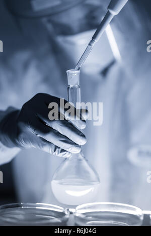 Leben Wissenschaftler forschen in Bio hazard Labor. Hohe Schutzart arbeiten. Stockfoto